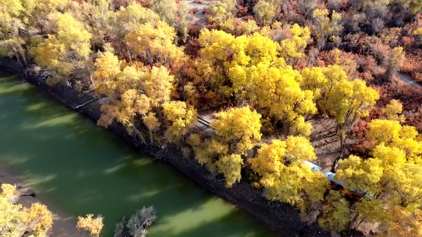 赛里木湖旅游10月份多少钱_赛里木湖10月份景色
