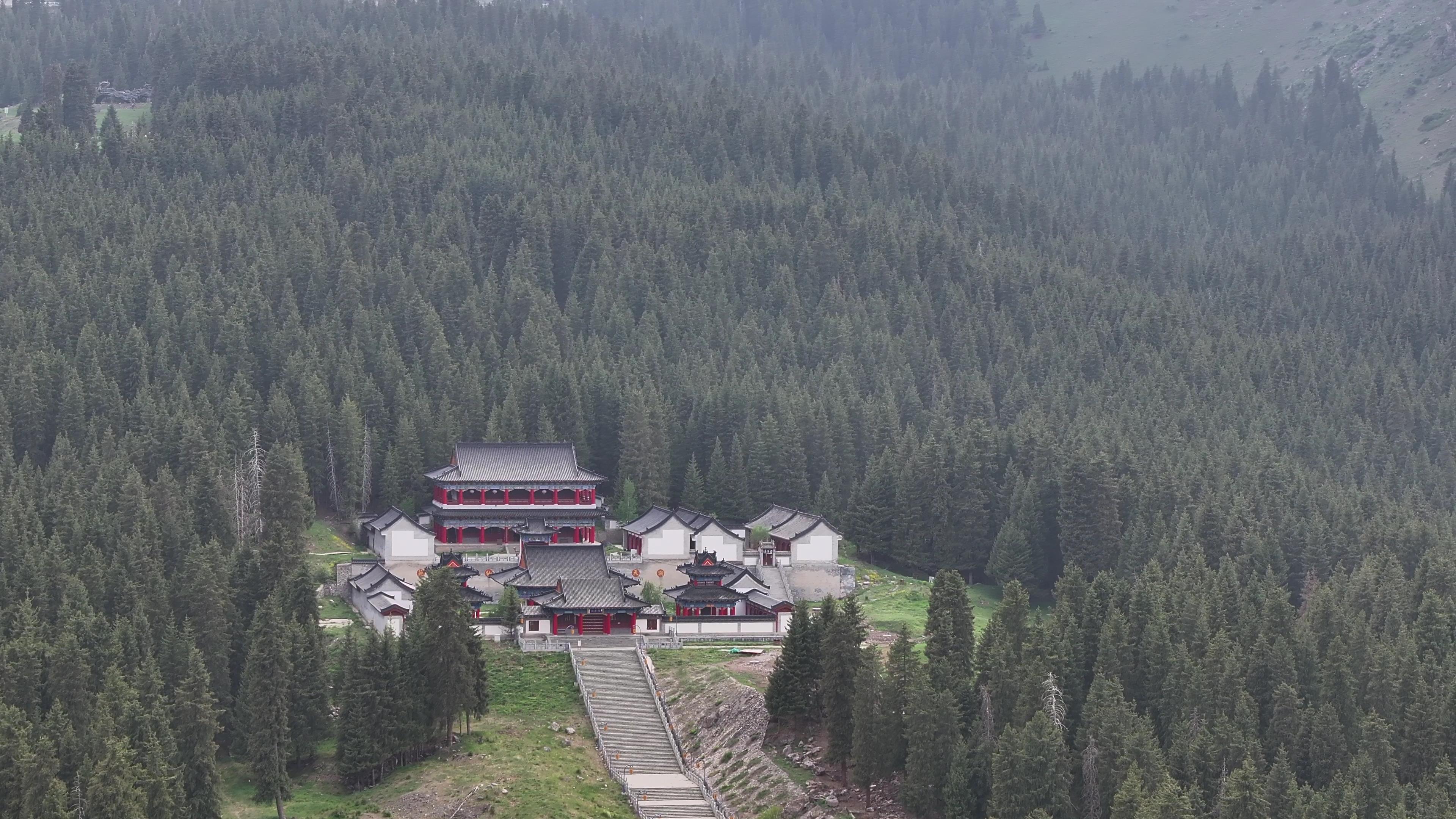 新疆旅游六月_新疆旅游六月份穿什么衣服